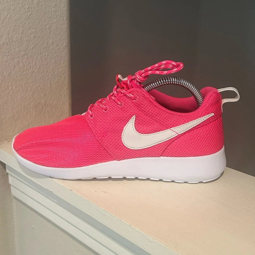 Nike Roshe One Kids Trainers Size 6.5 Y Running Shoes Pink/White 599729-609 - Picture 4 of 9